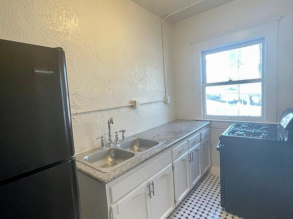 5th image of 916 Georgia St APT 307