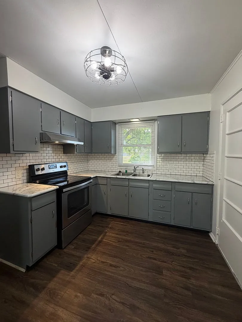 Charming 3-Bedroom Ranch with Fenced Yard & Attached Garage — Photo 4