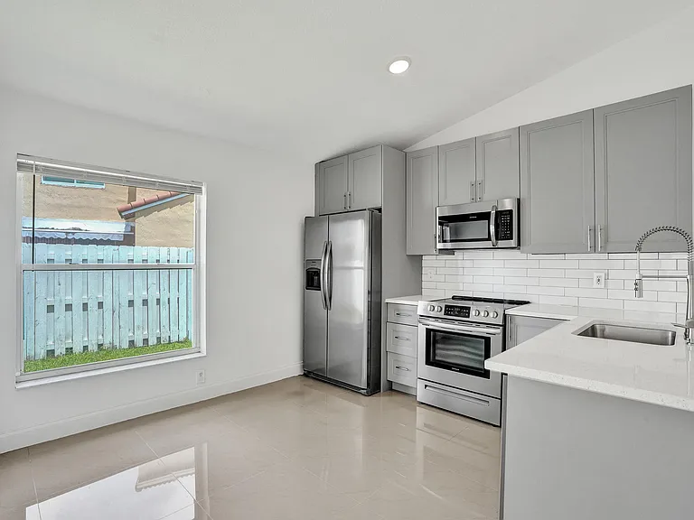 17866 SW 10th Ln — Photo 7