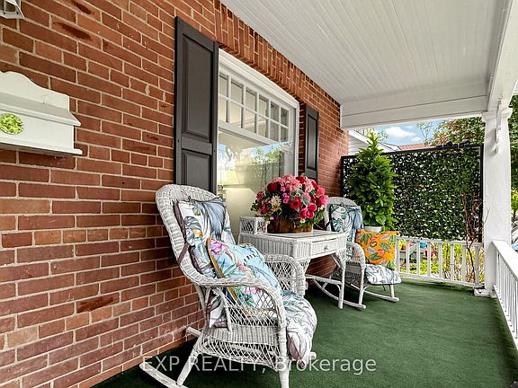 5th image of 28 Simcoe St