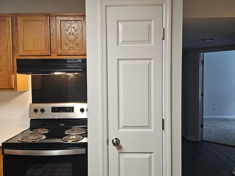 Redwood Park Apartments — Photo 14