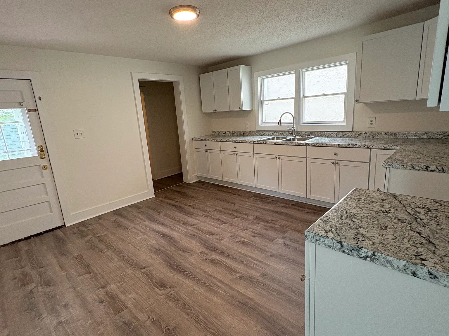915 Kickapoo St — Photo 2