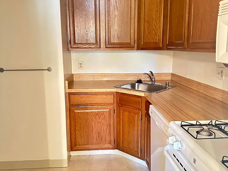 1441 Northgate Sq #12B — Photo 2