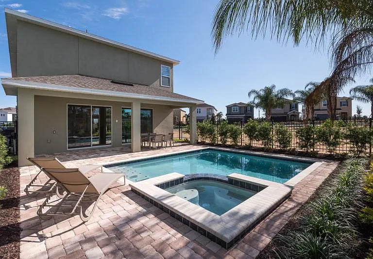 The swimming pool in the back yard(B)