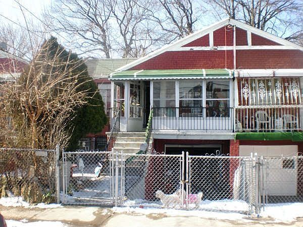 2nd image of 553 Saint Lawrence Ave