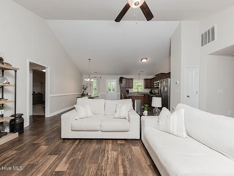 137 Wilburne Dr — Photo 10