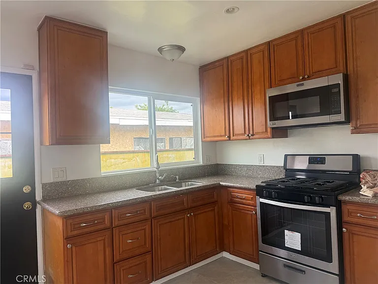 11922 Hopland St — Photo 6