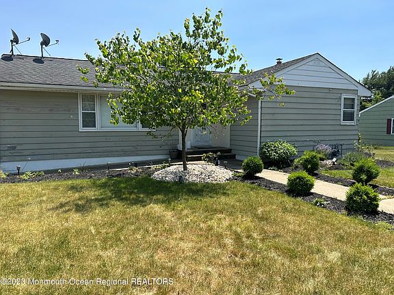 2nd image of 89 Pinegrove Avenue