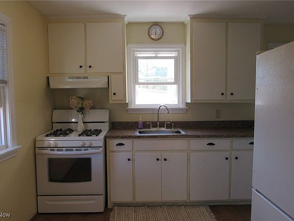 5th image of 610 Sherman St