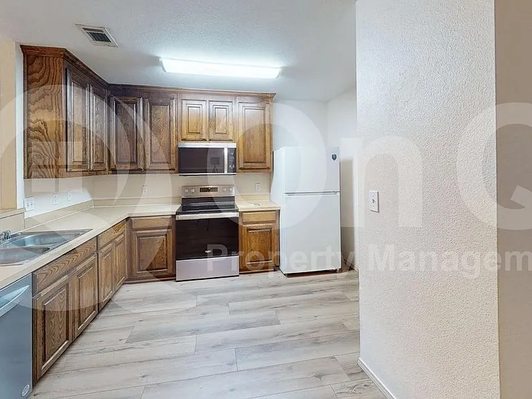 2335 N Elm St #1 — Photo 12
