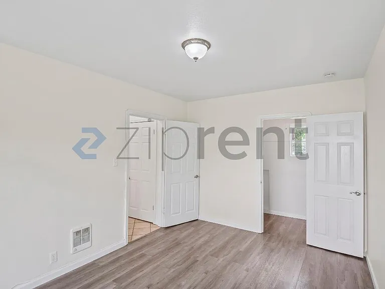 728 E 24th St #728 — Photo 19