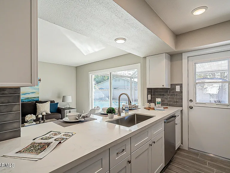 14008 N 52nd Ave — Photo 14