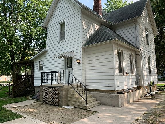 3rd image of 300 W Cherry St
