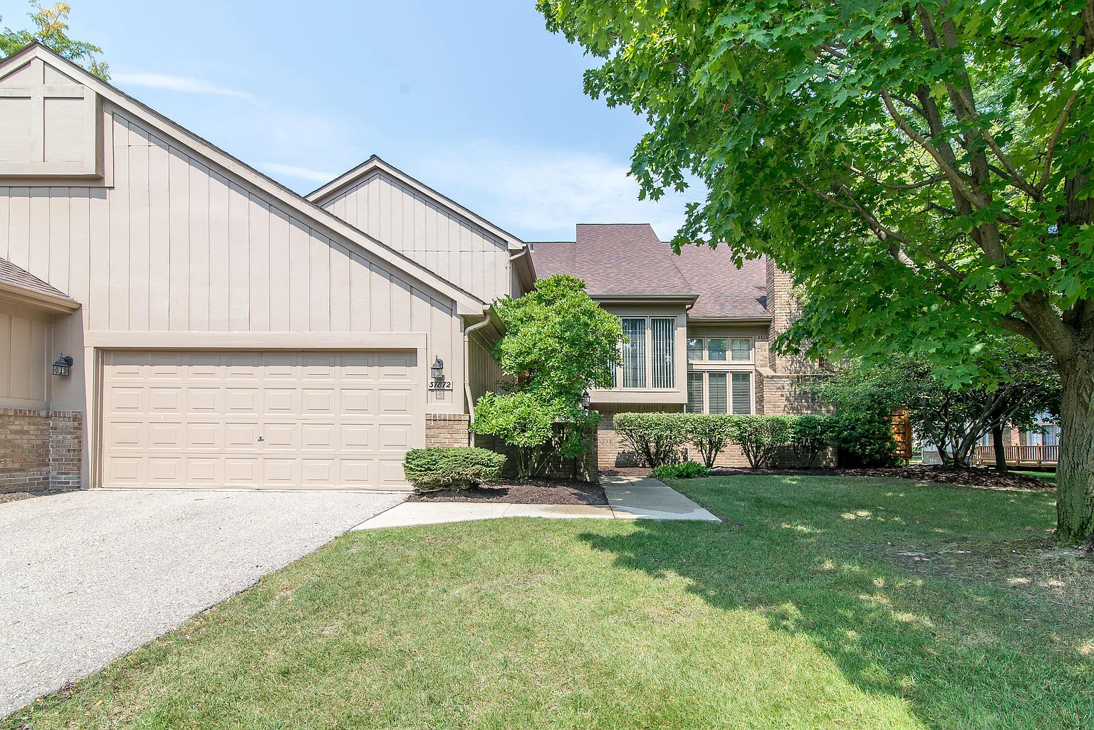 37872 N Laurel Park Dr photo 1