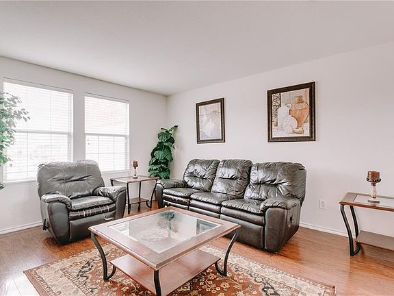 4th image of 916 Oakcrest Dr
