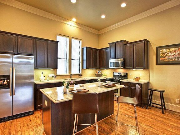 4th image of 2725 Cortlandt St