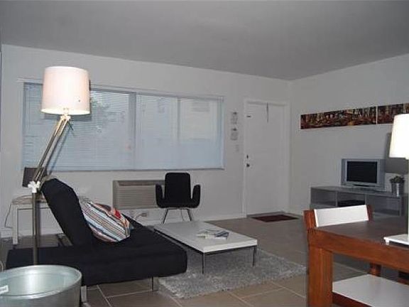 3rd image of 2830 NE 30th Pl APT 10