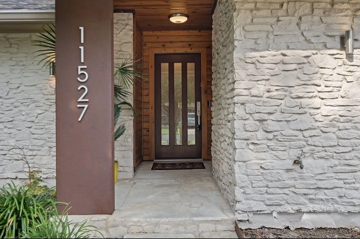 4 bed, 3.0 bath, 2050 sqft, $3,995 — Photo 2