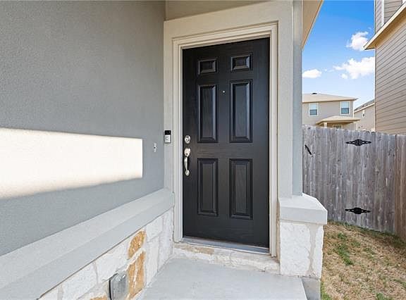 3rd image of 804 Thrasher Glade Dr