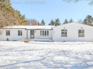 1051 S East St, Fenton, MI 48430