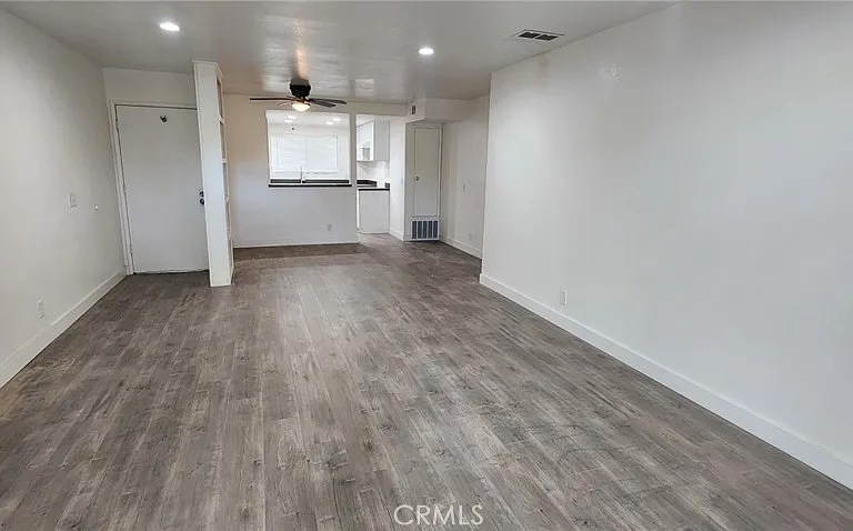 601 W 1st St — Photo 3