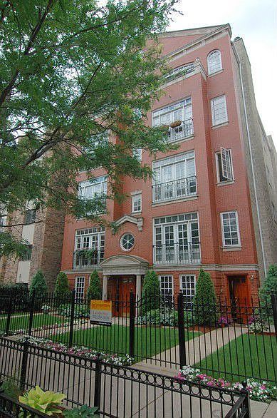 1st image of 637 W Wrightwood Ave Side 1W