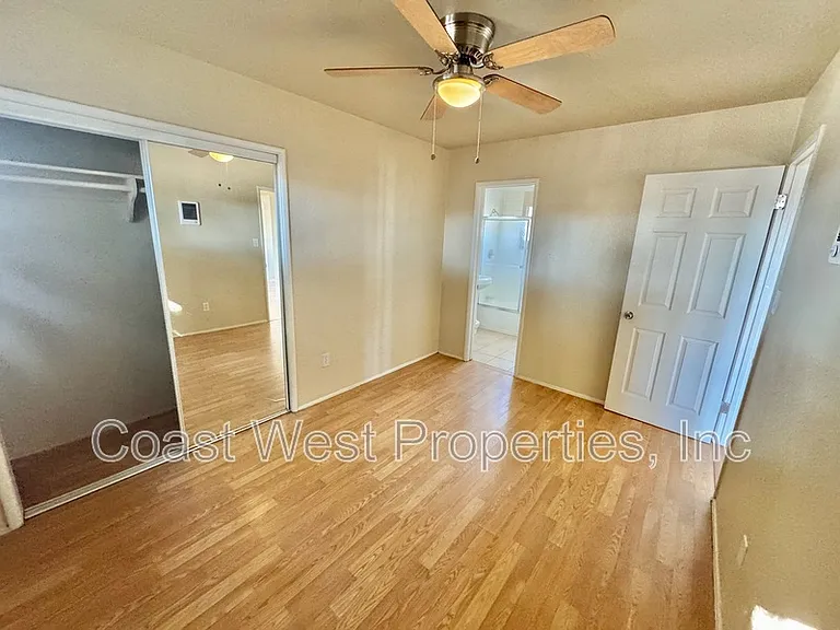 4252 Ingraham St — Photo 15