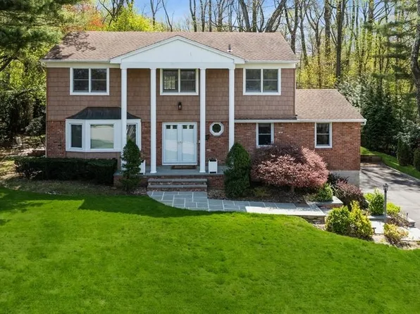 37 Wren Drive, East Hills, NY 11576