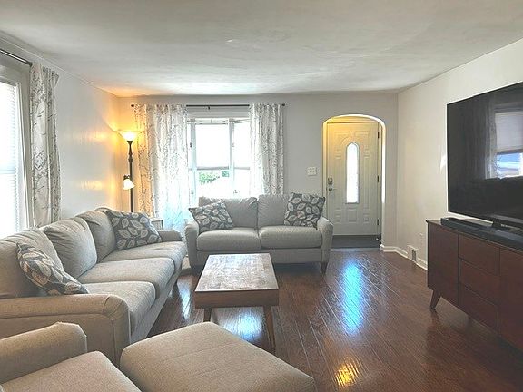 3rd image of 1206 W 32nd St