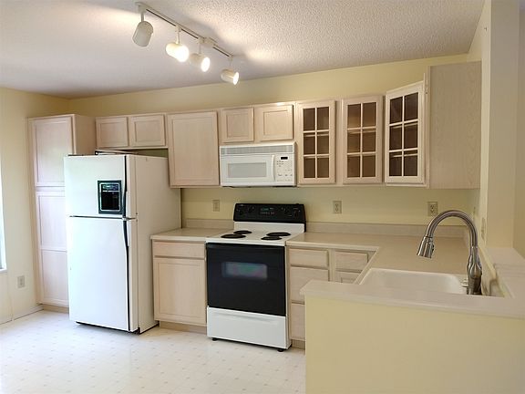 3rd image of 2101 S Bayberry Dr