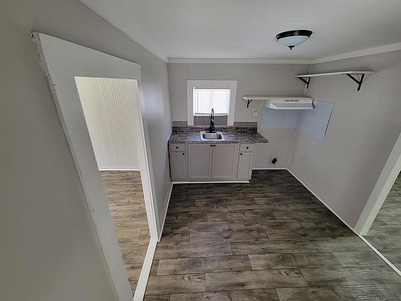 4th image of 110 Eisenhower St