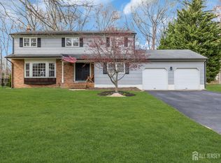 8 Queens Pl, Old Bridge, NJ