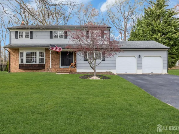 8 Queens Pl, Old Bridge, NJ 08857