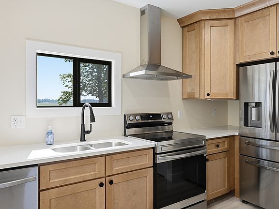 3rd image of 600 North Cres