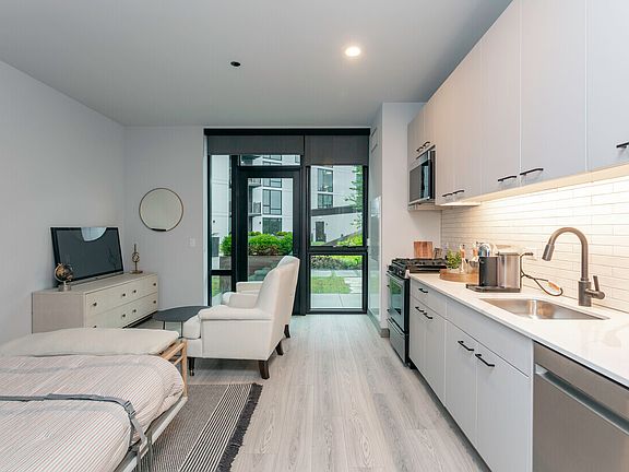 4th image of 2159 N Elston Ave #708