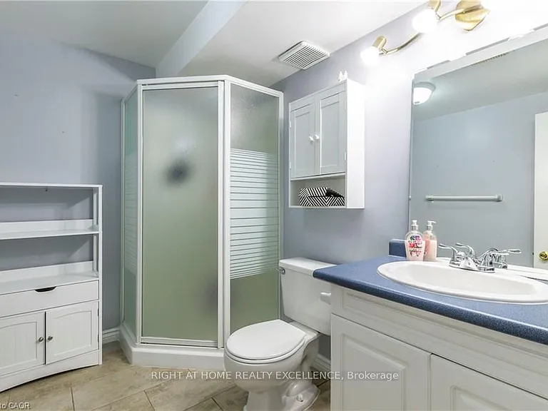 1007 Elgin St N — Photo 18