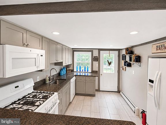 5th image of 220 Kelly Ave