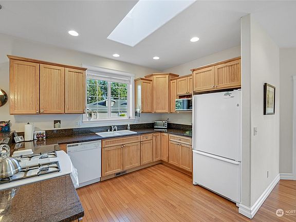 3rd image of 1802 Cedar Springs Ln
