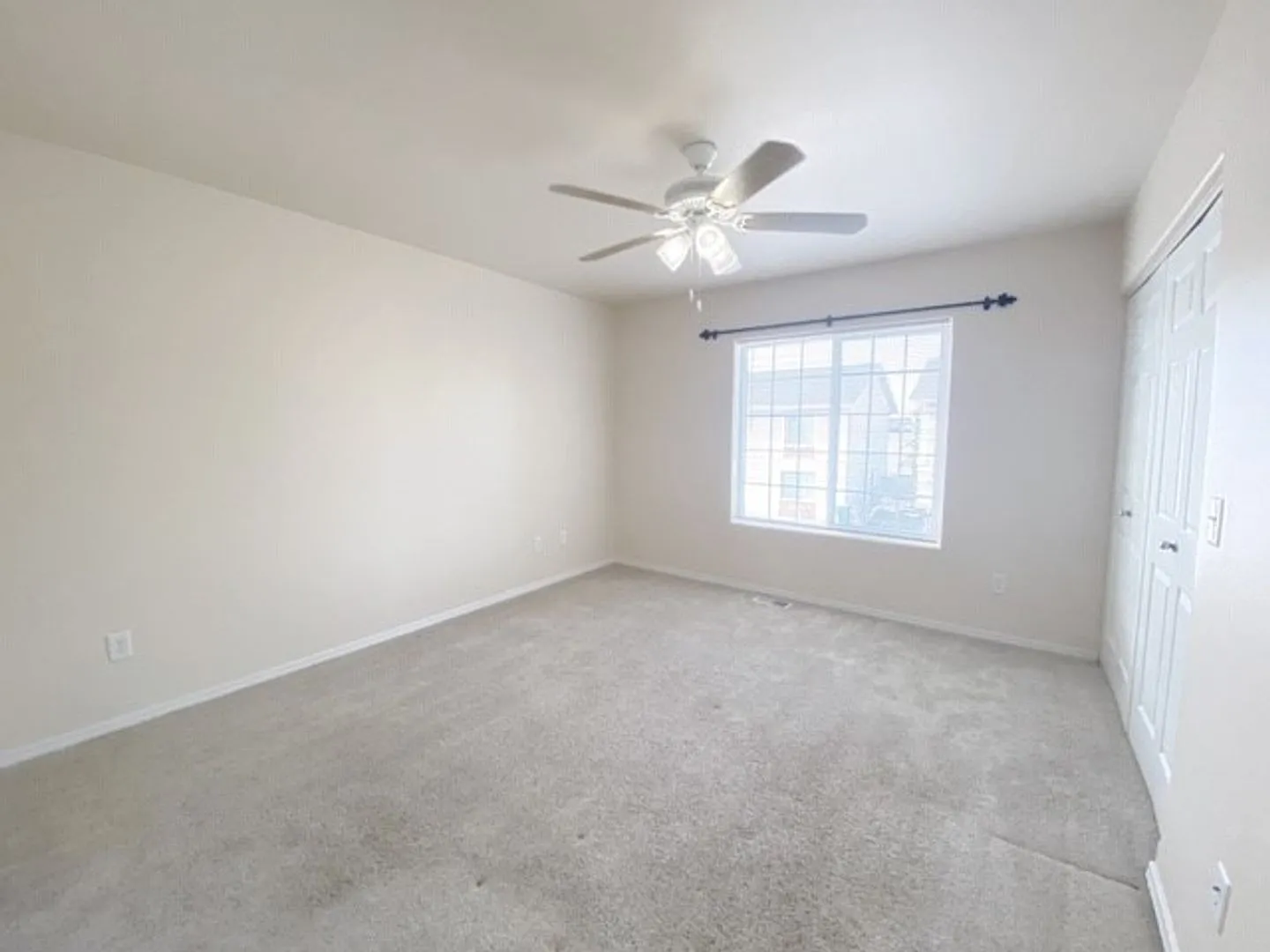 Beautiful and Bright Two Story Townhouse right off of Tudor Road - Close to ANMC! — Photo 2