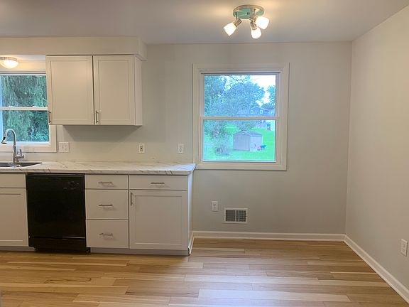 3rd image of 2381 Cornwall Dr
