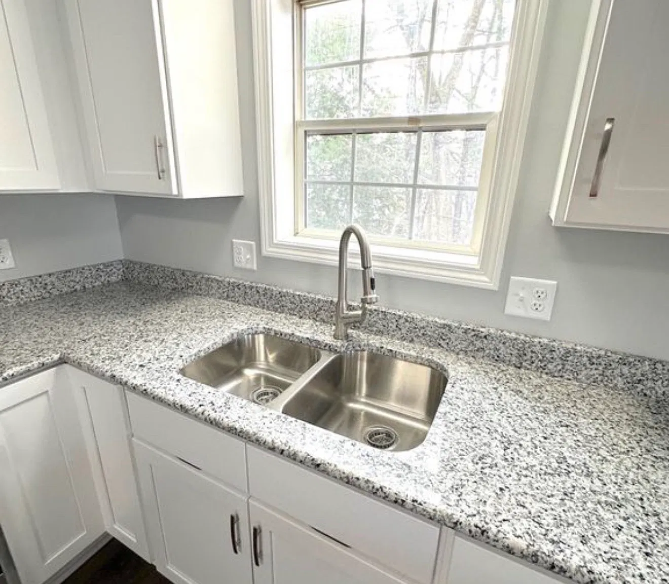 3 bed, 1050 sqft, $2,200 — Photo 3