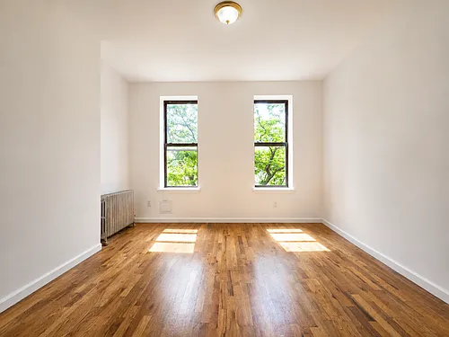 558 Seneca Ave #3R Photo 1 558 Seneca Ave #3R Photo 1
