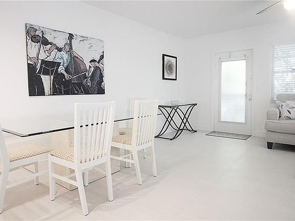 4th image of 329 Newport Dr #V