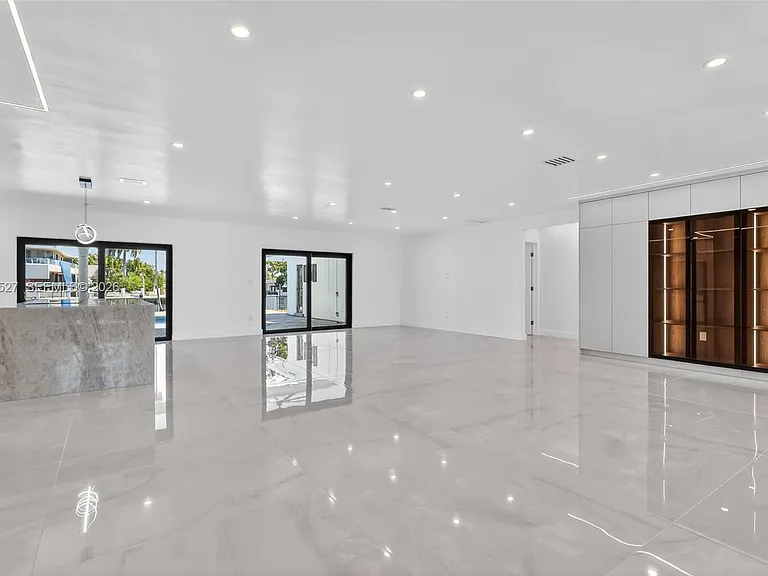 607 Layne Blvd — Photo 3