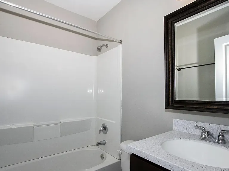 1246 Light St #B — Photo 12