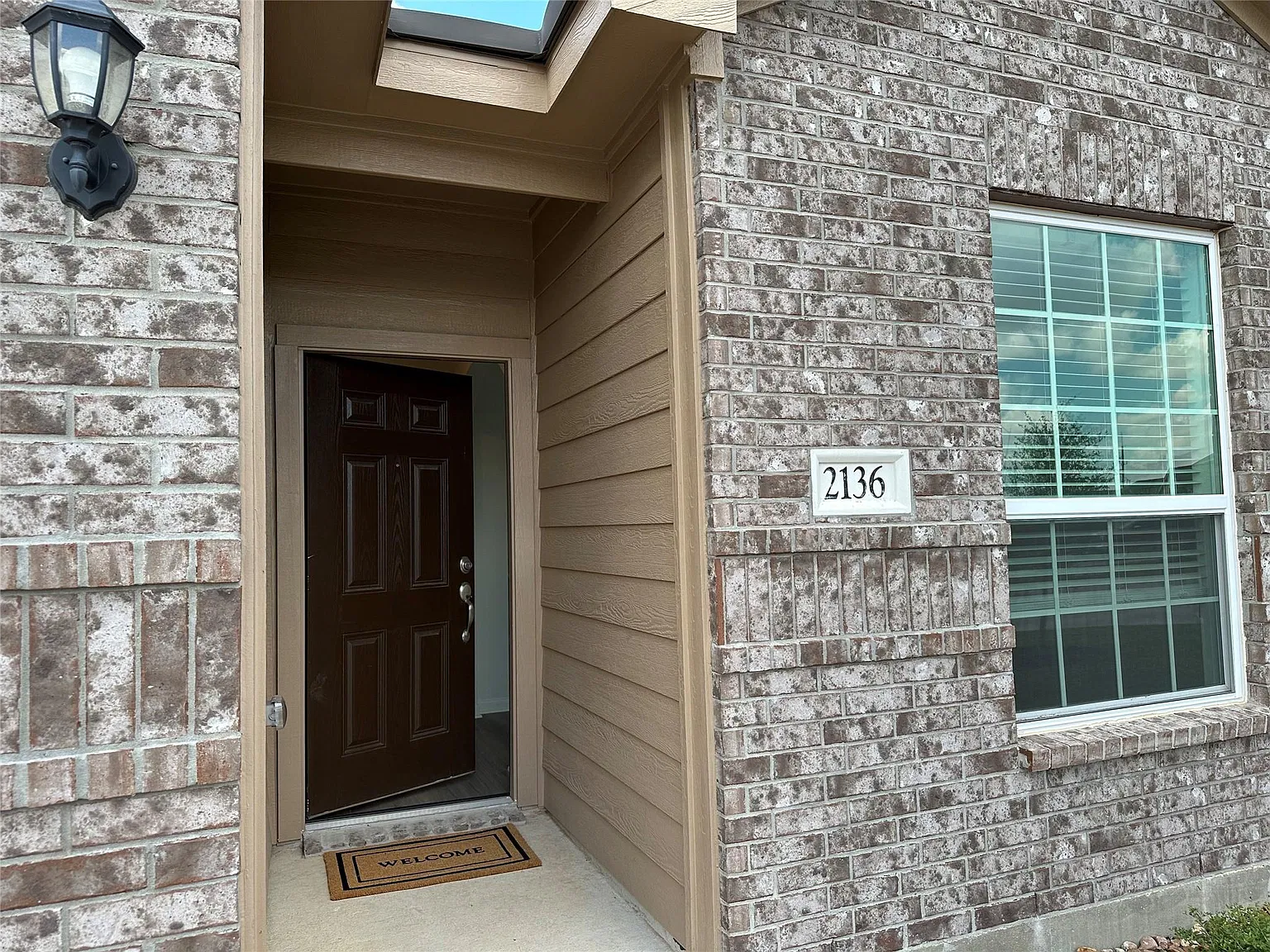 3 bed, 2.0 bath, 1621 sqft, $2,095 — Photo 3