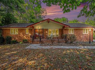 12 Lodge Dr, Thomasville, NC 27360