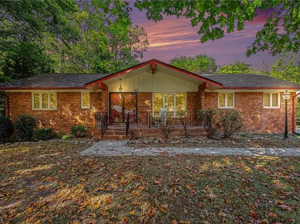 12 Lodge Dr, Thomasville, NC 27360