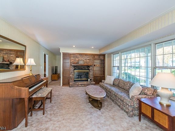 3rd image of 15 Maplewood Dr