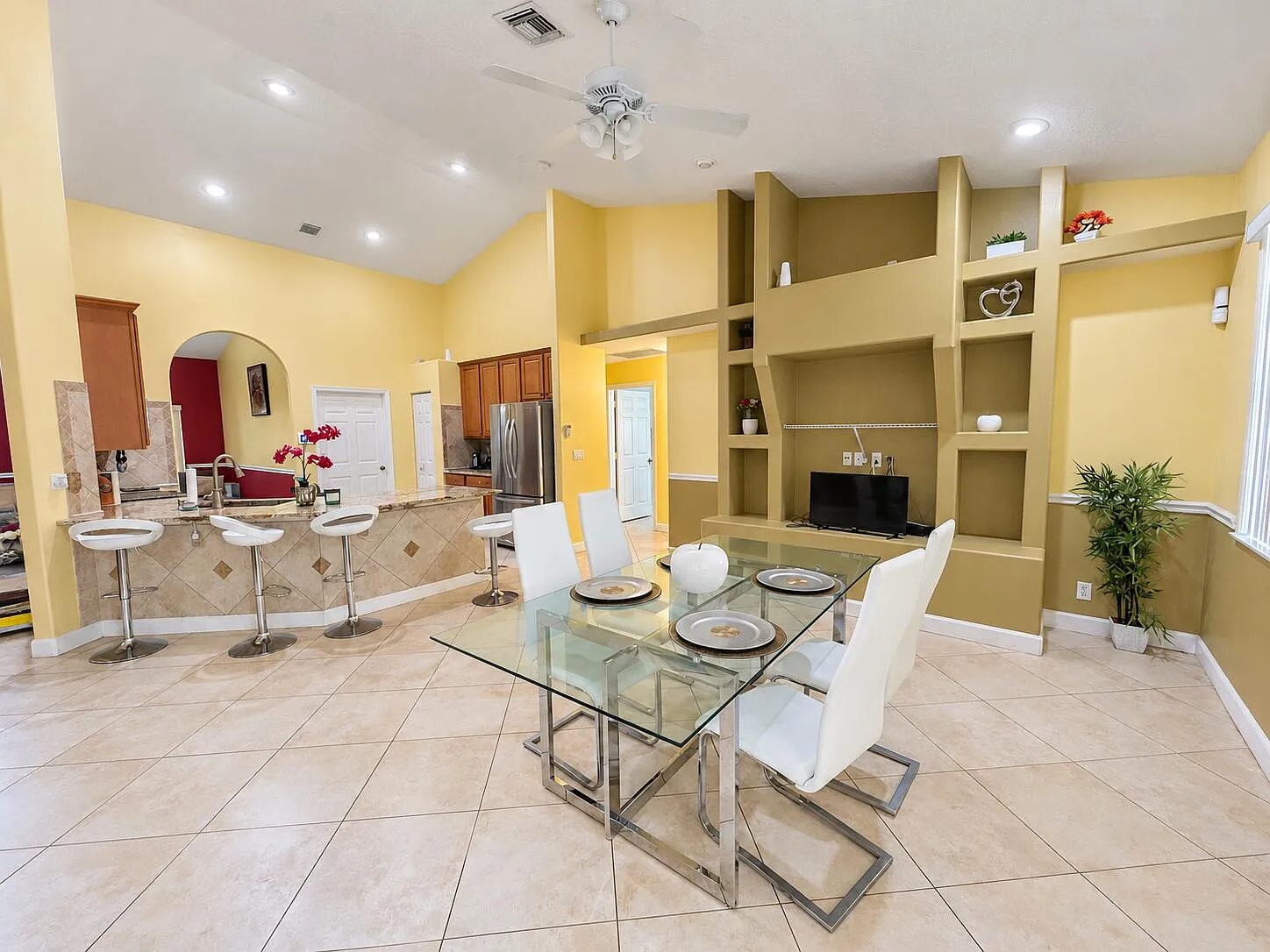 4 bed, 2.0 bath, 2244 sqft, $4,200 — Photo 4